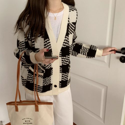 Winter V-Neck White Wrist Sleeves Pockets Plaid Cardigan - Image 3