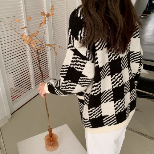 Winter V-Neck White Wrist Sleeves Pockets Plaid Cardigan - Image 4